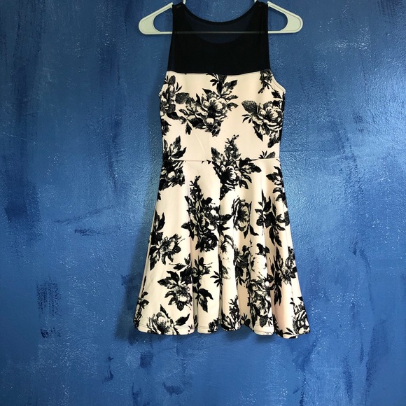 Trixxi Peach floral dress - Picture 8 of 9